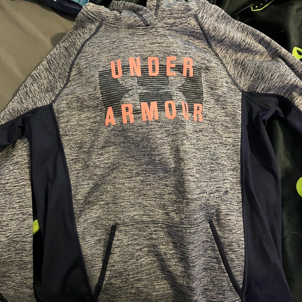 Woman’s Underarmour Sweatshirt